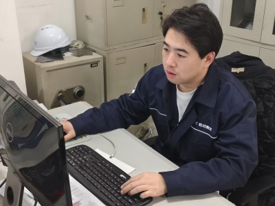 雙線作戰(zhàn)勇?lián)?dāng)  攻堅(jiān)克難顯本色 &mdash;&mdash;記電機(jī)電氣廠技術(shù)組長(zhǎng)兼生產(chǎn)組長(zhǎng)陳嘉奇